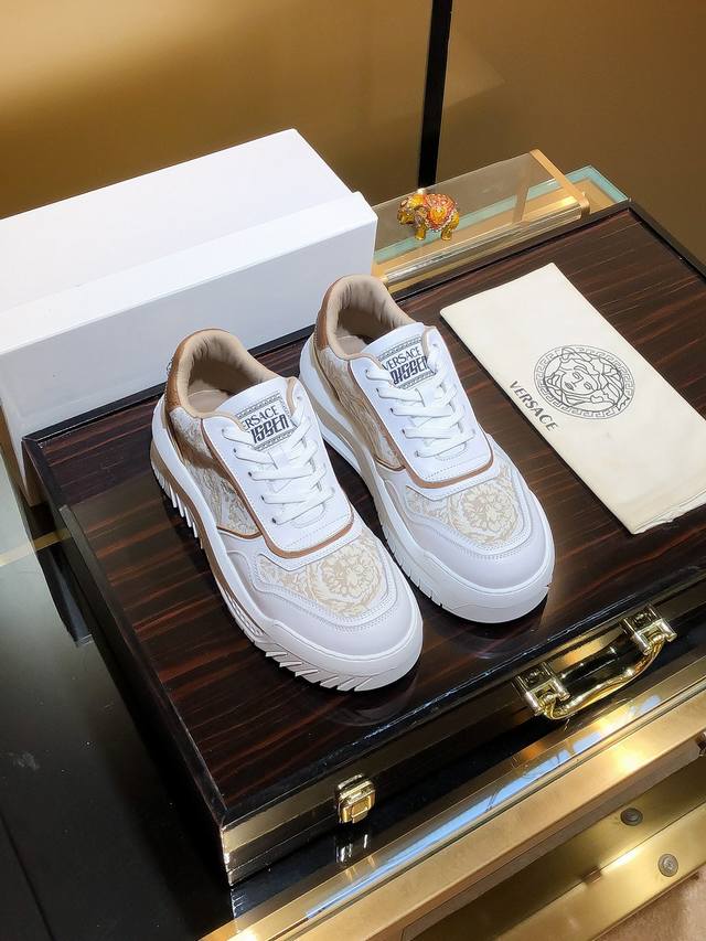 商品名称：Versace 范思哲 正规码数: 38-44 休闲鞋 商品材料：精选 牛皮鞋面，柔软羊皮内里；原厂大底。